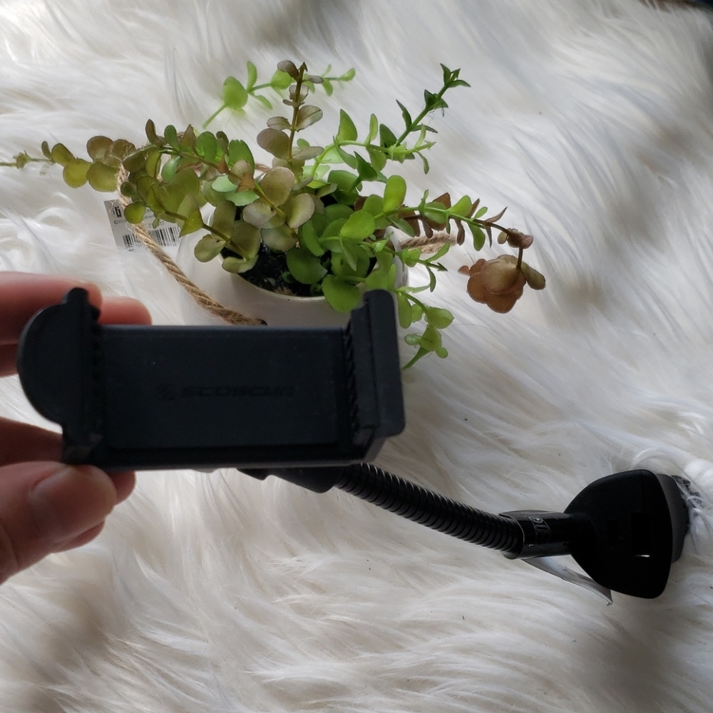 Scosche Black  Auto Charger Car Mount